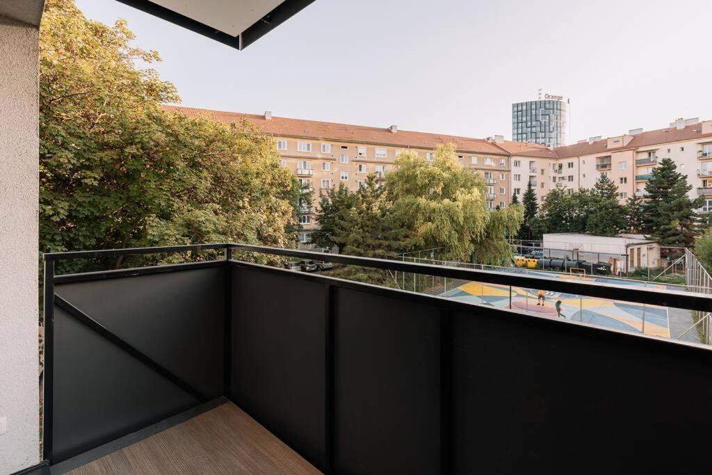 Stylish Apartment Retreat Bratislava Bagian luar foto