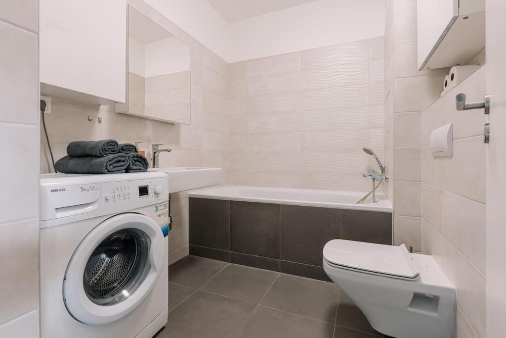 Stylish Apartment Retreat Bratislava Bagian luar foto